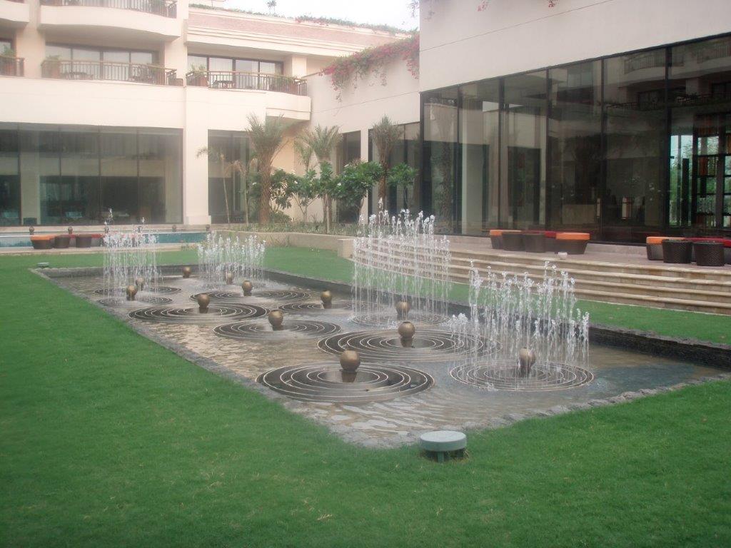 Musical Fountain, Claridges (0167)